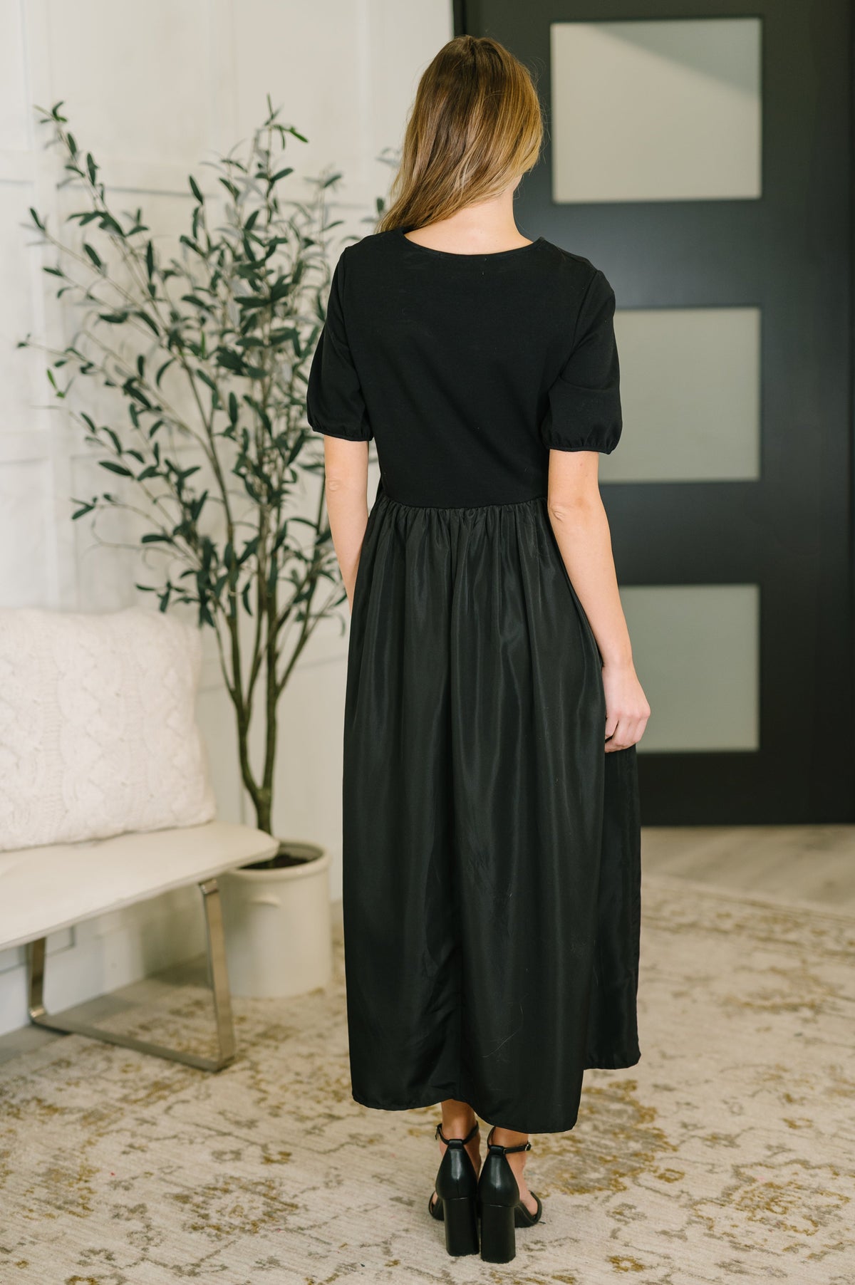 Contrast Charm Midi Black Dress