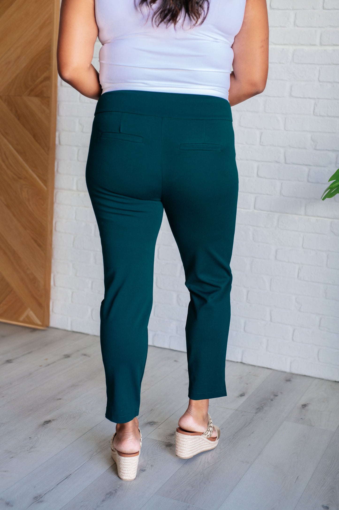 Magic Ankle Crop Skinny Pants in Hunter Green